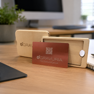 kleiner Kartenhalter aus Holz, mit Lasergravur