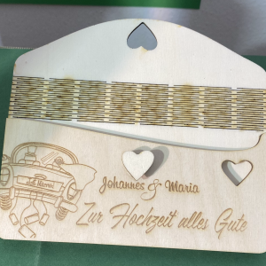 Geldumschlag aus Holz mit Lasergravur personalisiert